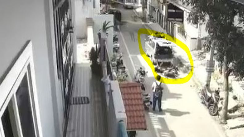 চলন্ত স্কুল ভ্যানের দরজা খুলে রাস্তায় ছিটকে পড়ল পাঁচ পড়ুয়া, অল্পের জন্য বড় দুর্ঘটনা এড়াল বেঙ্গালুরু!