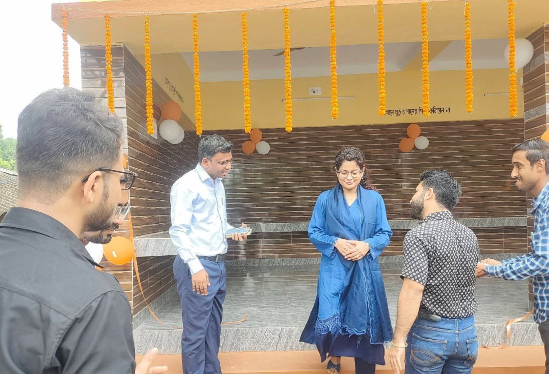 ব্রাঘ্রেশ্বর চকে নবনির্মিত যাত্রী প্রতীক্ষালয়ের উদ্বোধন করলেন ঝাড়গ্রামের জেলাশাসক!