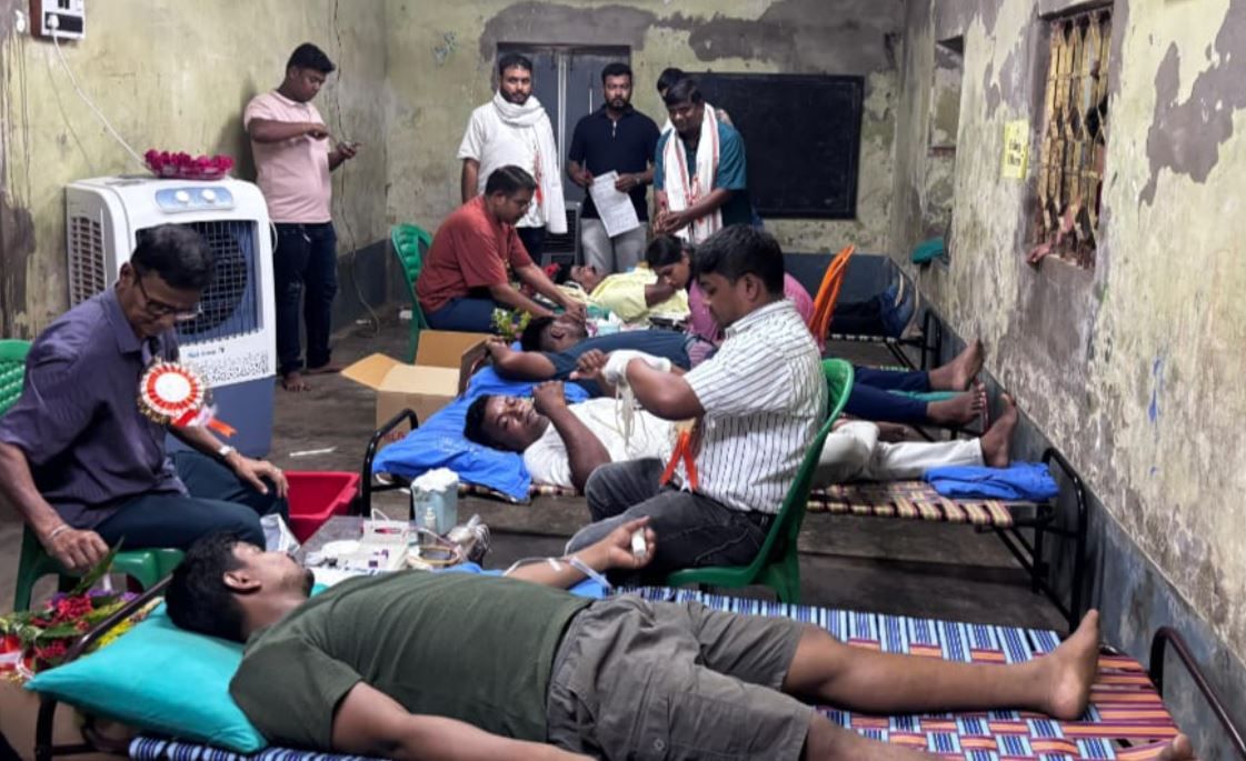 গ্রীষ্মের রক্তসংকটে মানবিক নজির রাজারবাগানে, উৎসবের আবহে রক্ত দিলেন ৭১ জন!