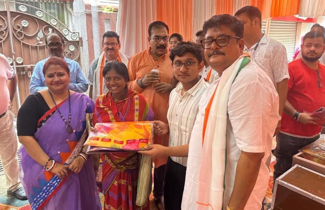 মানবতার অনন্য নজির, দৃষ্টিহীন ছাত্রের পড়াশোনার সম্পূর্ণ দায়িত্ব নিল আর এক্স অম্বেষণা!