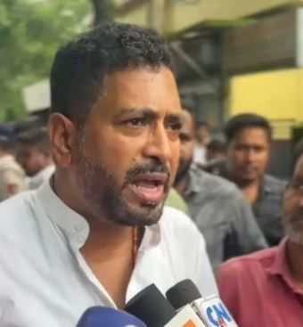 ভাঙা রাস্তা পরিদর্শনের মাঝেই বালি পাচারের অভিযোগ, থানায় গিয়ে তৎপর পর্যটনমন্ত্রী!