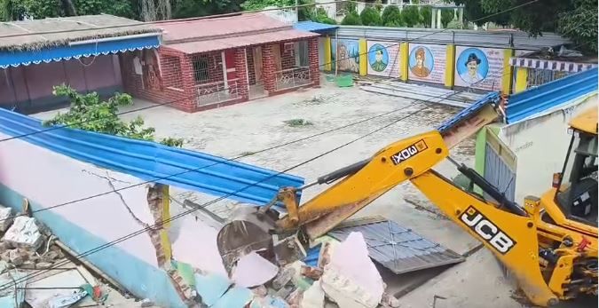 বহরমপুরে তৃণমূল যুব সভাপতির বাগানবাড়িতে বুলডোজার, আদালতের রায়ের পর প্রশাসনের অভিযান!