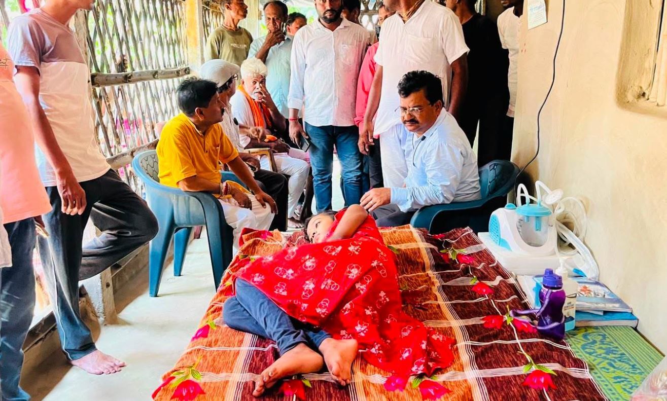 নারায়ণগড়ে প্যারালাইসিসে আক্রান্ত স্কুলছাত্রীর পাশে থাকার আশ্বাস বিধায়ক রামপ্রসাদ গিরির!