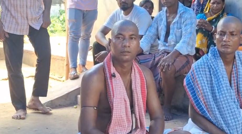 গড়বেতায় ৩৪ বছর পর বাবার শ্রাদ্ধশান্তি, পরিবারের দাবি— ‘বিজেপি ক্ষমতায় এলে তবেই পূরণ হবে প্রতিজ্ঞা!