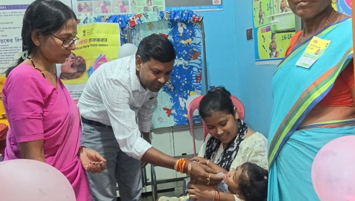 জাতীয় পোলিও দিবসে চন্দ্রকোনা গ্রামীণ হাসপাতালে টিকাকরণ কর্মসূচির সূচনা, শিশুকে পোলিও টিকা খাওয়ালেন বিধায়ক সুকান্ত দোলুই!