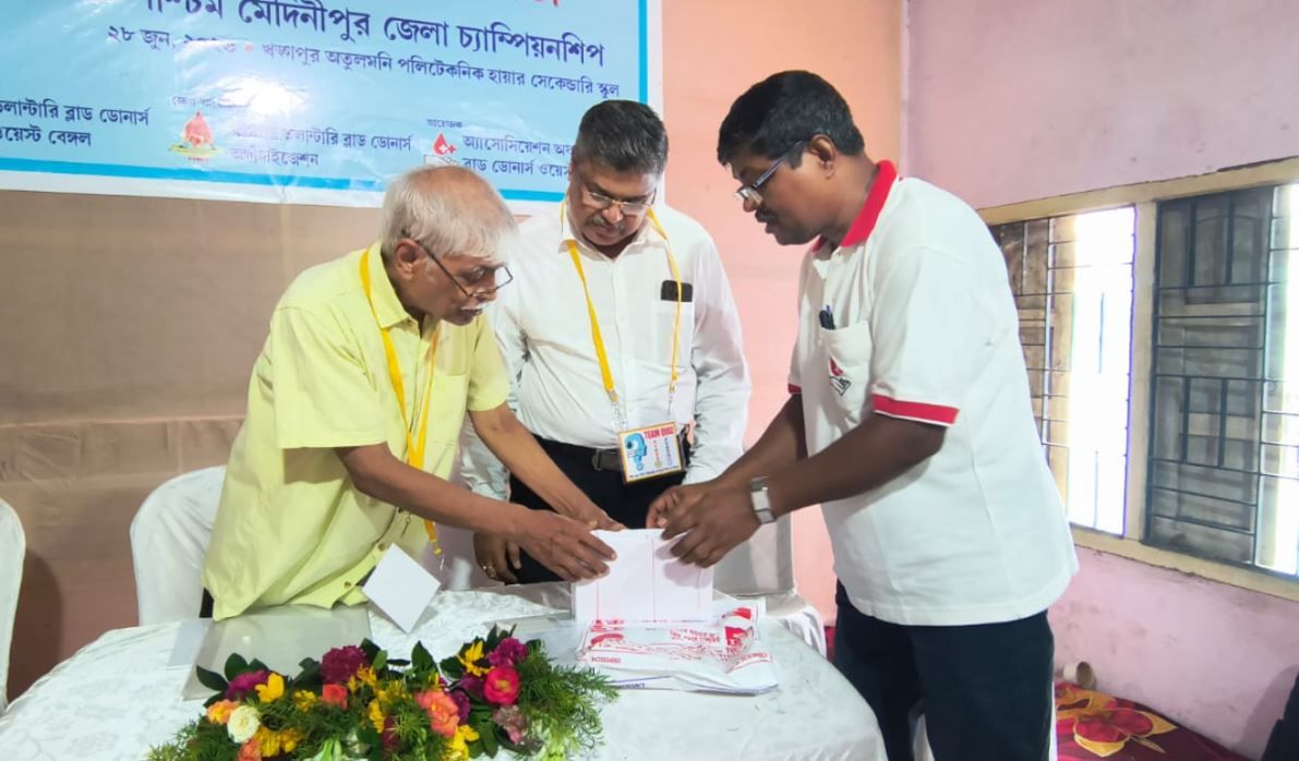 খড়গপুরে বিদ্যালয় স্তরের রক্তদান বিষয়ক কুইজ প্রতিযোগিতা, অংশ নিল ২৮টি স্কুলের ৫৬ জন পড়ুয়া!