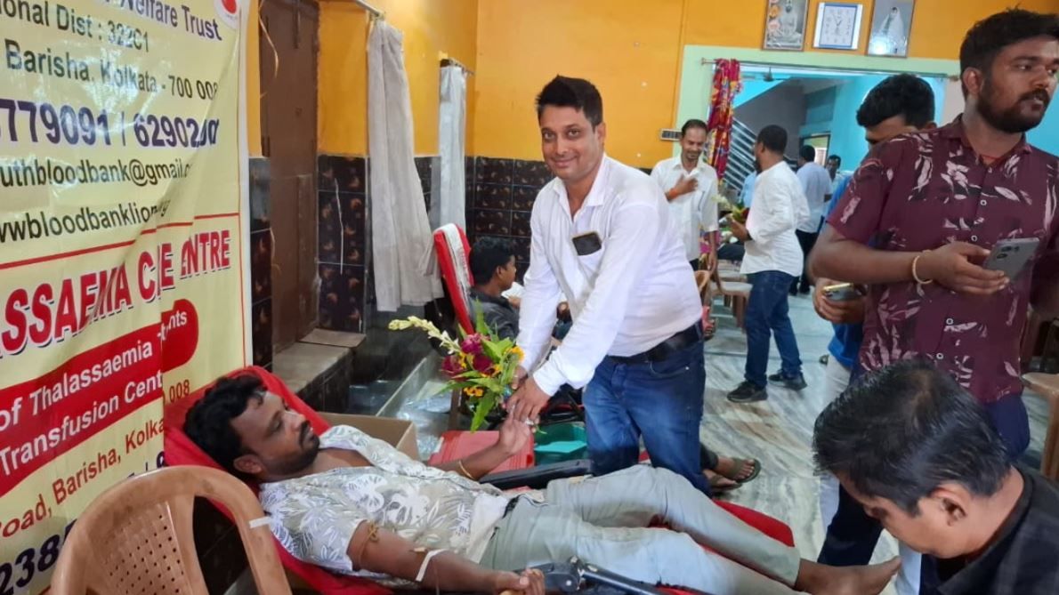 চন্দ্রকোনা রোডে রাষ্ট্রীয় আলু বীজ ব্যবসায়ী সমিতির রক্তদান শিবির, রক্ত দিলেন প্রায় ৭০ জন!