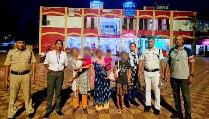 খড়্গপুর রেলস্টেশন থেকে উদ্ধার নিখোঁজ চার নাবালক, পরিবারের মুখে ফিরল হাসি!