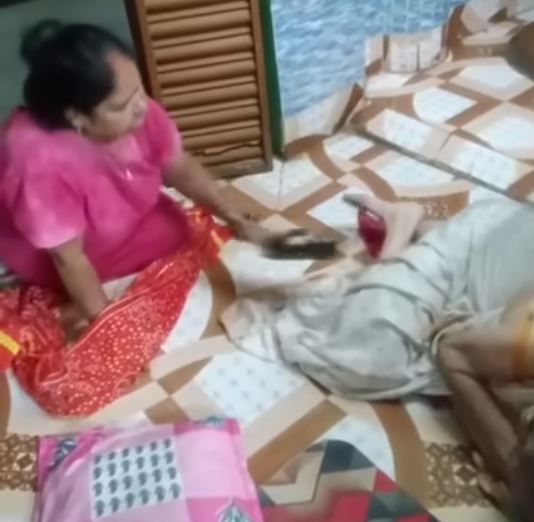 খড়্গপুরে বৃদ্ধা নির্যাতন কাণ্ডে তোলপাড়! ৯০ বছরের শাশুড়িকে মারধরের অভিযোগে গ্রেপ্তার পুত্রবধূ, ক্ষুব্ধ জনতা পুলিশের হাতে তুলে দিল দম্পতিকে!