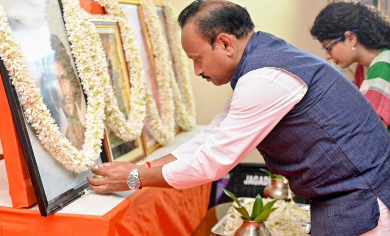 হুল দিবসে ঝাড়গ্রামে আদিবাসী বীরদের প্রতি শ্রদ্ধা, প্রশাসনের উদ্যোগে স্মরণানুষ্ঠান!