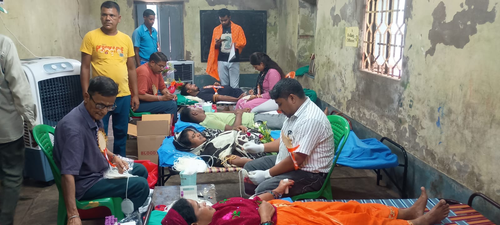 গ্রীষ্মের রক্তসংকটে মানবিক নজির রাজারবাগানে, উৎসবের আবহে রক্ত দিলেন ৭১ জন