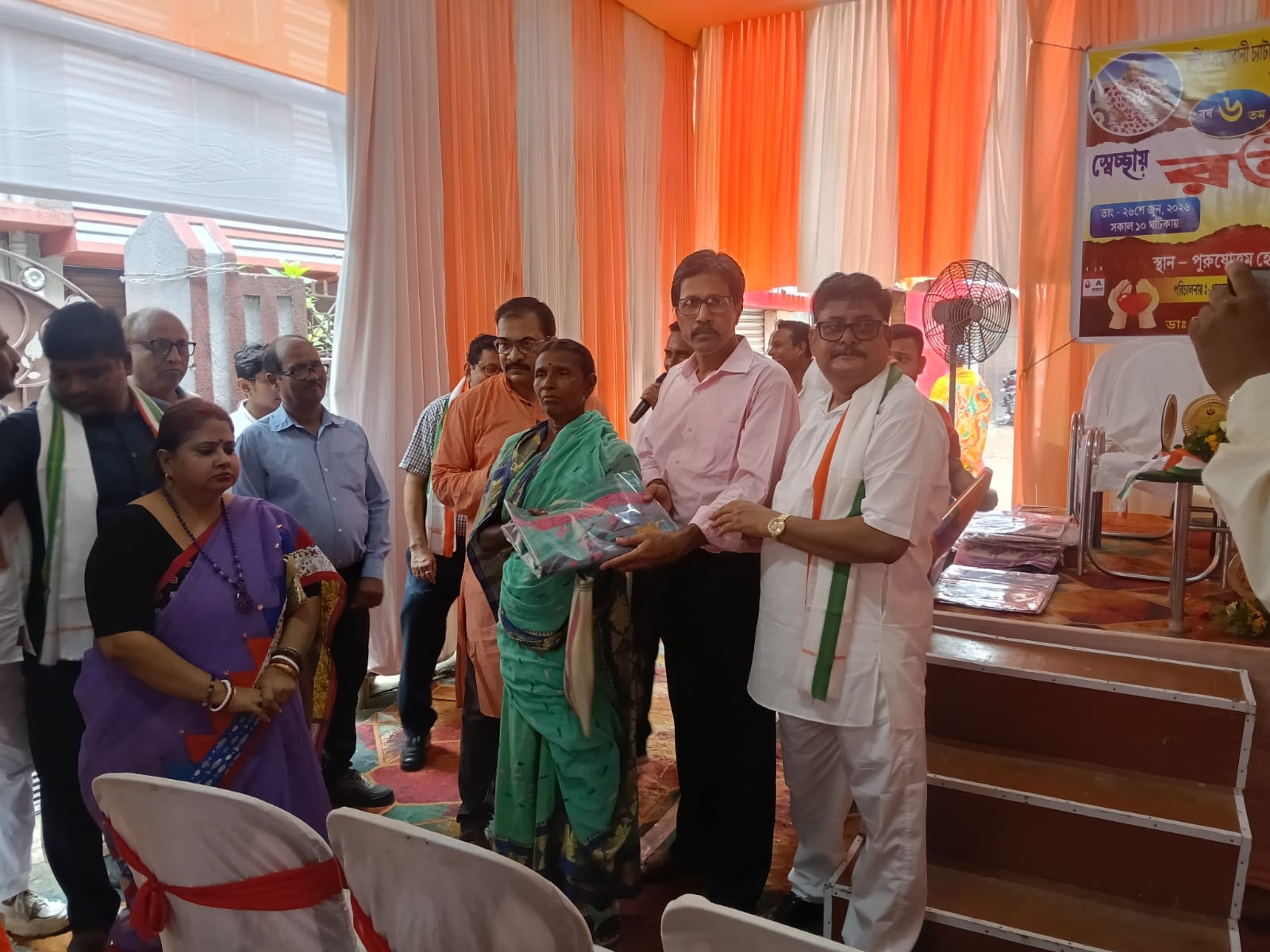 পিতা-মাতার স্মৃতিতে মানবসেবার অনন্য নজির,১০১ ইউনিট রক্ত সংগ্রহ,শতাধিক মানুষের হাতে নতুন বস্ত্র