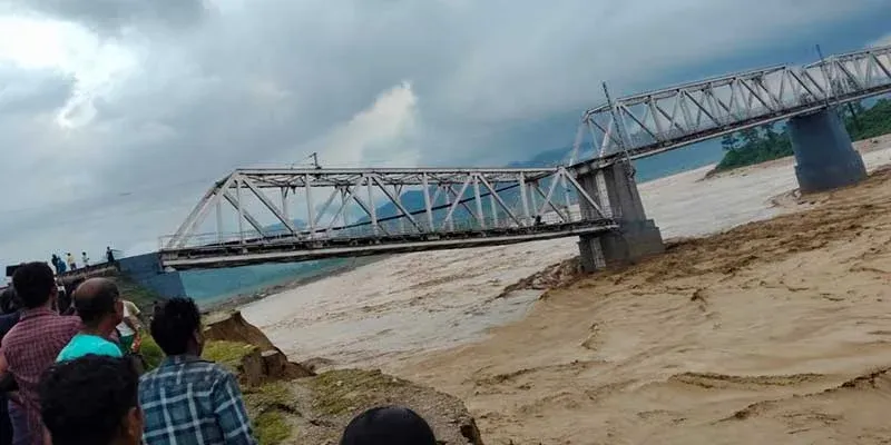 অসমের ধেমাজিতে বানের তোড়ে ভাঙল সেতু, বন্ধ রেল যোগাযোগও!