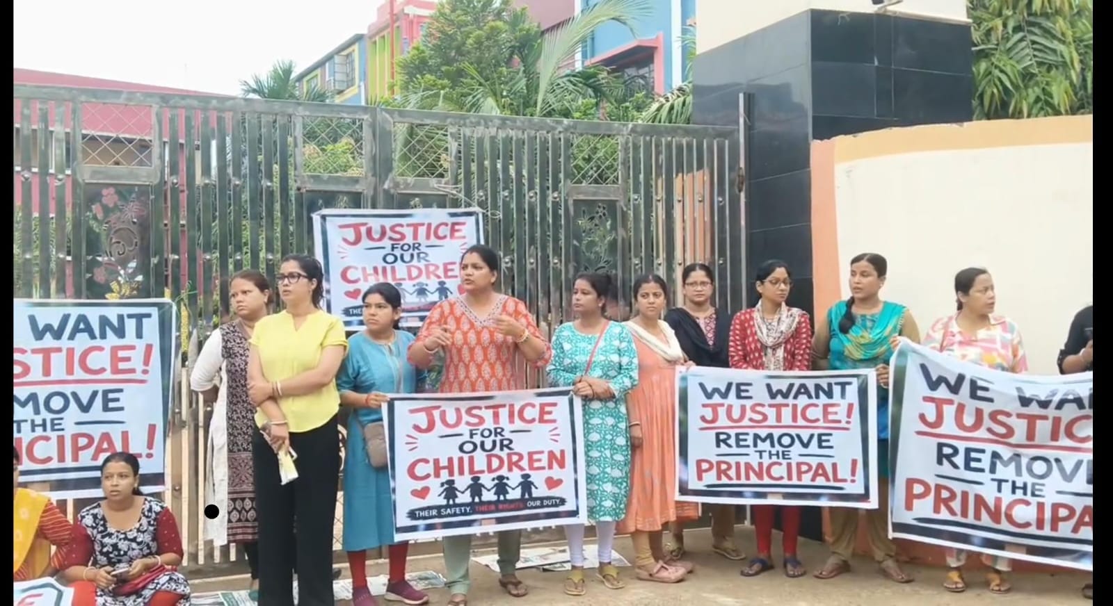 "Justice for Our Children"— ন্যায়বিচার ও প্রিন্সিপাল অপসারণের দাবিতে বিক্ষোভ!