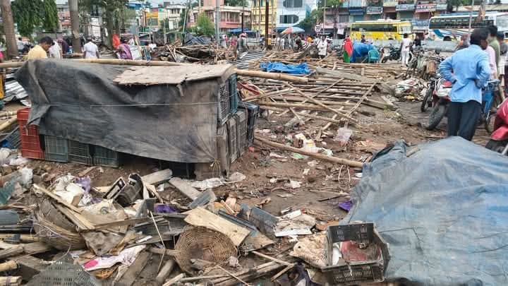 ফুটপাত দখলমুক্ত করতে ঘাটালে বুলডোজার, জীবিকা হারিয়ে পুনর্বাসনের দাবি ব্যবসায়ীদের!