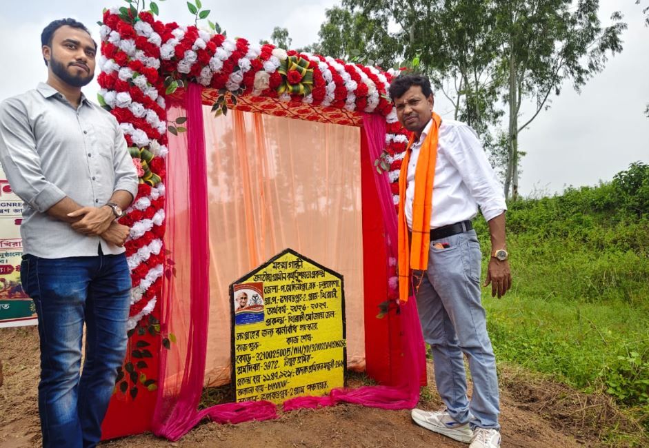চার বছর পর বাংলায় ফিরল ১২৫ দিনের কাজ, শ্রমিকদের সঙ্গে কোদাল হাতে মাঠে নামলেন বিধায়ক সুকান্ত দোলুই!