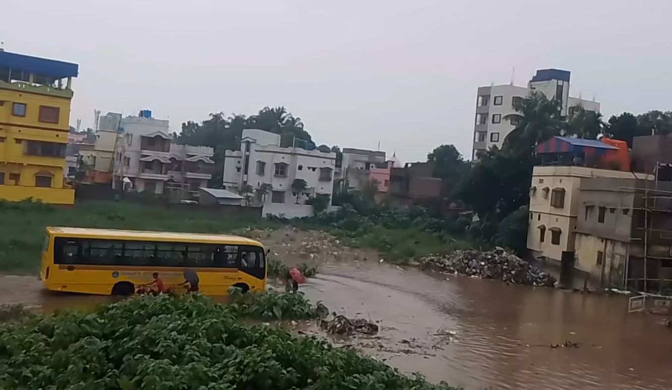 রাস্তা না পুকুর! বৃষ্টিতে ডুবল মেদিনীপুরের মহাতাবপুর, ক্ষোভে বাসিন্দারা!