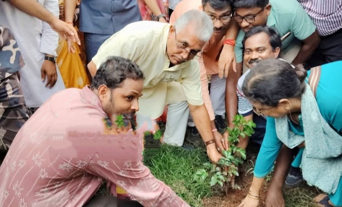 খড়গপুরে বৃক্ষরোপণ কর্মসূচিতে দিলীপ ঘোষ, বললেন—'মানুষ পরিষেবা চাইছে, কাজ করুন'!