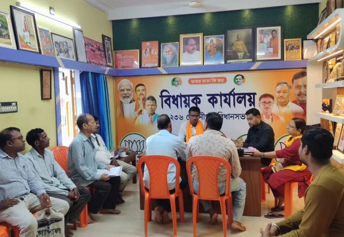 বৃষ্টিকেও উপেক্ষা করে ‘জনতার দরবার’-এ বিধায়ক শঙ্কর গুছাইত, শুনলেন মানুষের অভাব-অভিযোগ