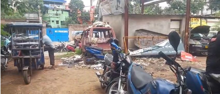 মেদিনীপুরে পরিত্যক্ত রাস্তা দখল, রাস্তার ধারে অব্যবহৃত গাড়ি- পদক্ষেপের দাবিতে সরব মেদিনীপুরের ব্যবসায়ীরা!