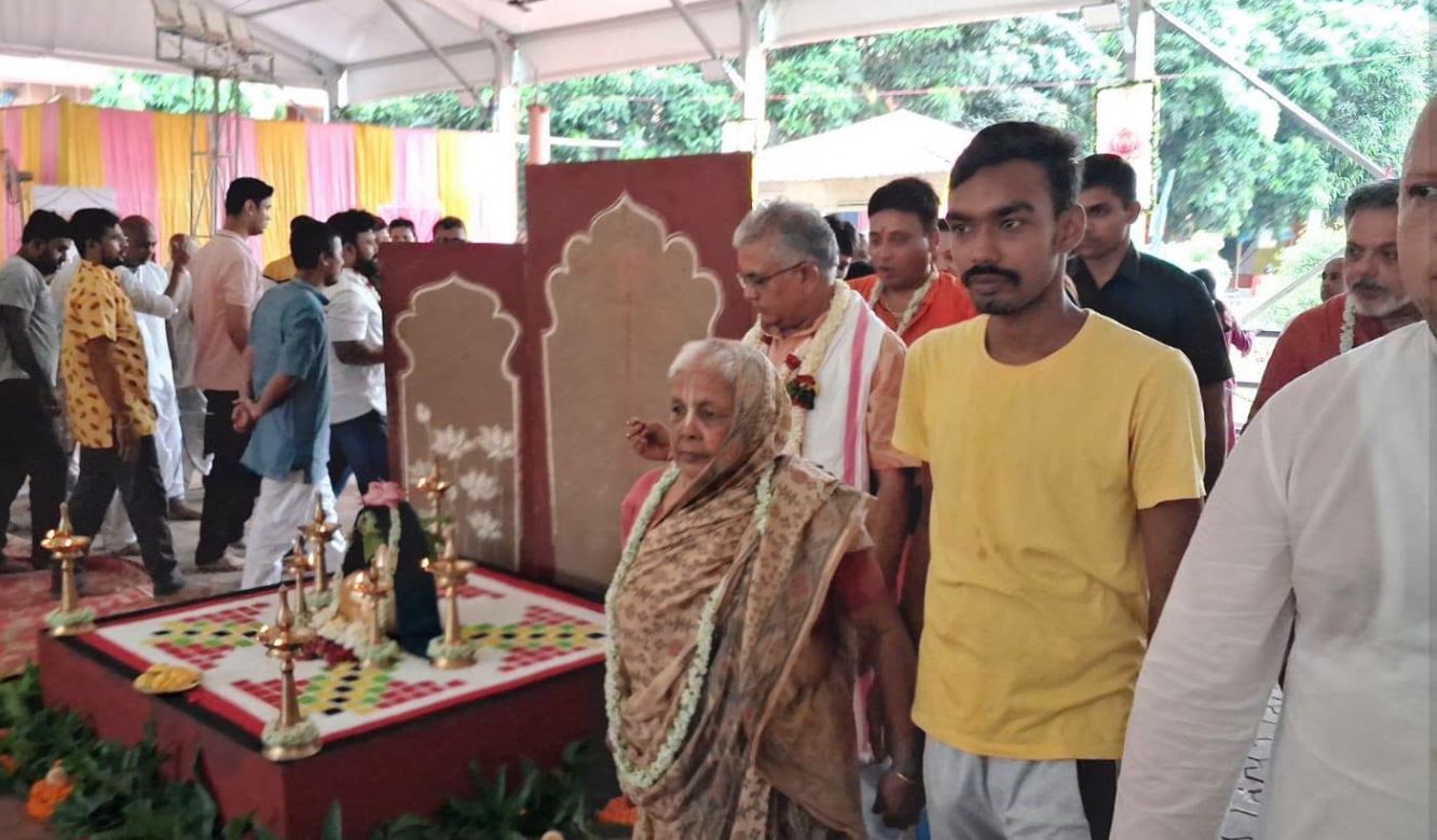 সপরিবারে মায়াপুর ইসকনে দিলীপ ঘোষ, রথযাত্রায় ধর্মীয় আচার-অনুষ্ঠানে সামিল!