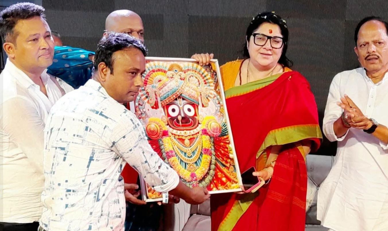 খড়গপুরে রথযাত্রার ৭৫তম বর্ষে জনসমুদ্র! লকেট চট্টোপাধ্যায়ের উপস্থিতি, গরম জিলিপির সুবাসে জমে উঠল উৎসব!