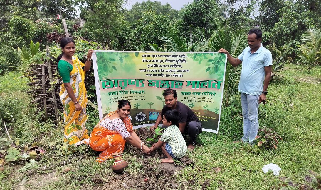 পড়ুয়াদের বাড়ি বাড়ি গিয়ে বৃক্ষরোপণ, ‘মায়ের নামে একটি গাছ’ অভিযানে নজির খাকুড়দায়!
