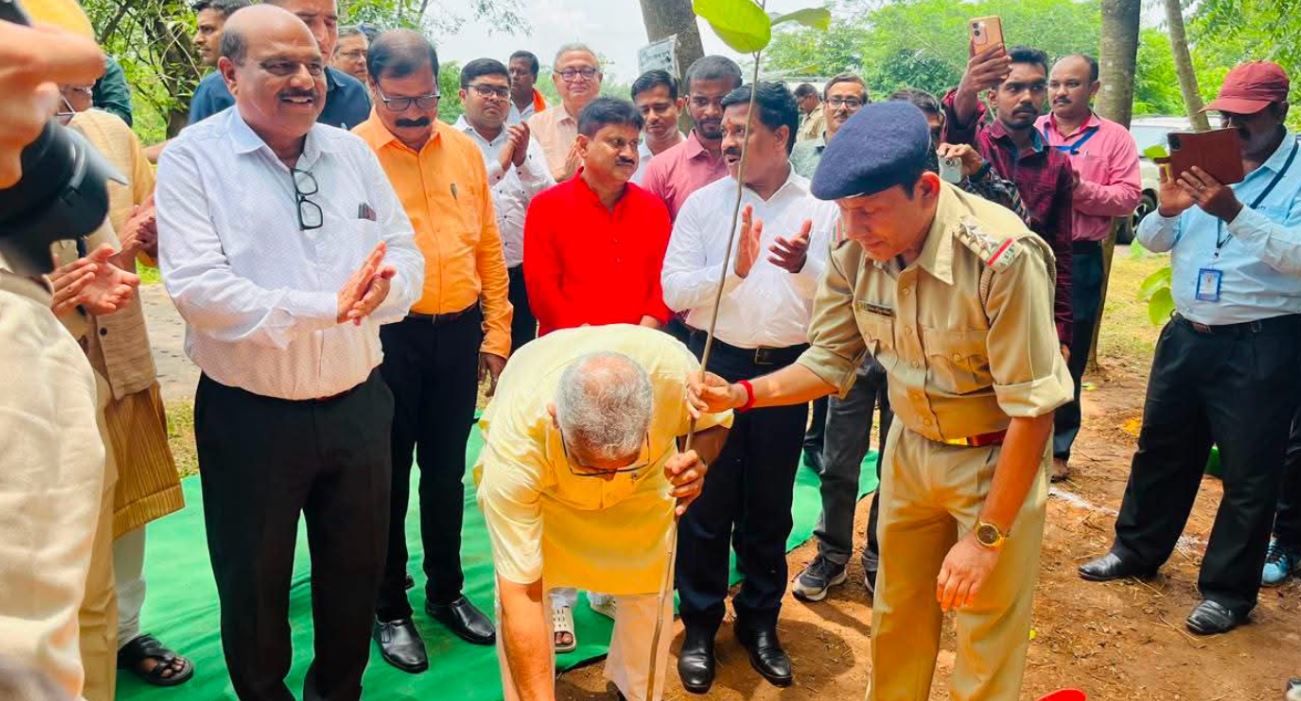 অরণ্য সপ্তাহে বিদ্যাসাগর বিশ্ববিদ্যালয়ে সবুজের ডাক, বৃক্ষরোপণে সামিল মন্ত্রী-প্রশাসন!