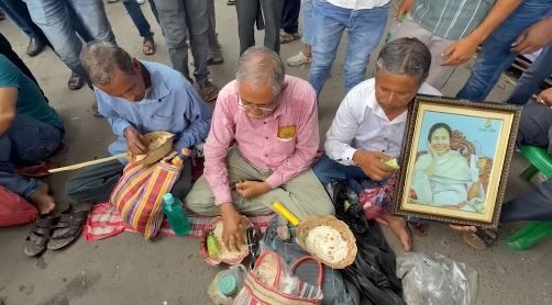 ডিম-ভাত নয়, পাতে শুকনো মুড়ি! ২১ জুলাইয়ের আগে ‘দুর্দিনে’ও অটুট তৃণমূল কর্মীদের লড়াইয়ের জেদ!