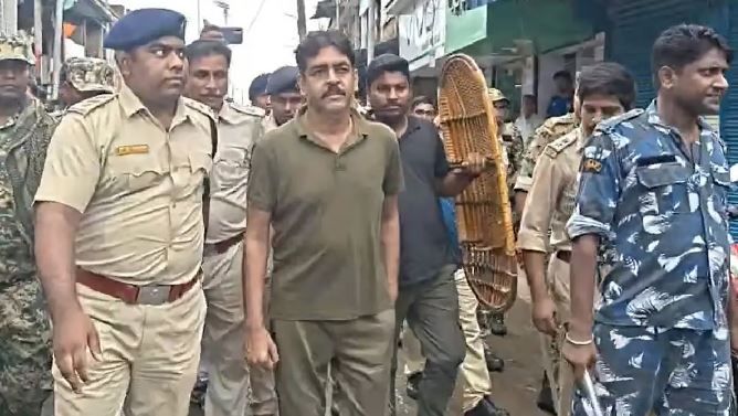 পুলিশের ঘেরাটোপে জীবনতলা বাজারে শওকত মোল্লা, মাইকে বাজল ‘মাছ চোর’ গান!