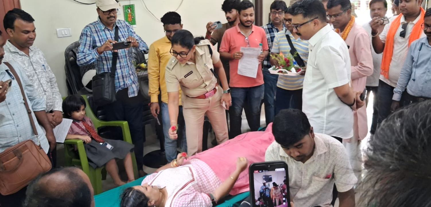 সাংবাদিকদের সামাজিক উদ্যোগে রক্তদান ও বৃক্ষরোপণ! পশ্চিম মেদিনীপুর প্রেস ক্লাবের কর্মসূচিতে ২৫ জনের রক্তদান, রোপণ ১০টি চারা!