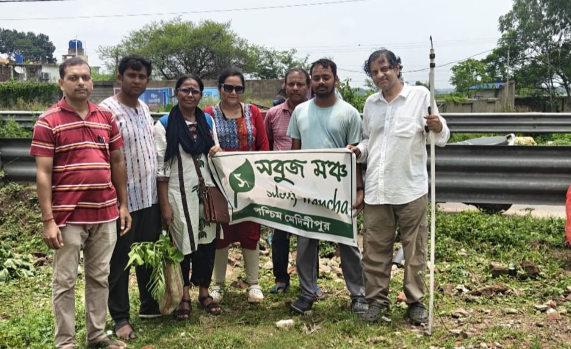 রাস্তার ধারে সবুজের ছোঁয়া, মেদিনীপুর বাইপাসে গাছ লাগাল সবুজ মঞ্চ!