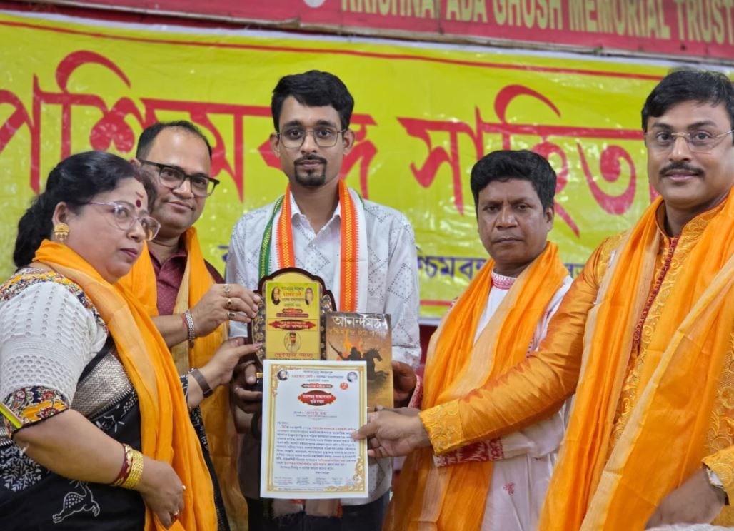 তারাশঙ্করের জন্মবার্ষিকীতে বড় সম্মান, ‘স্মৃতি সম্মান’ পেলেন বীরভূমের দেবরাজ সাহা!