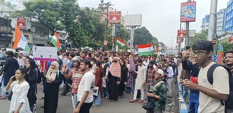 ধর্মতলায় তুলকালাম! বিক্ষোভকারীদের সঙ্গে পুলিশের সংঘর্ষ, ছোড়া হল বোতল ও জুতো!