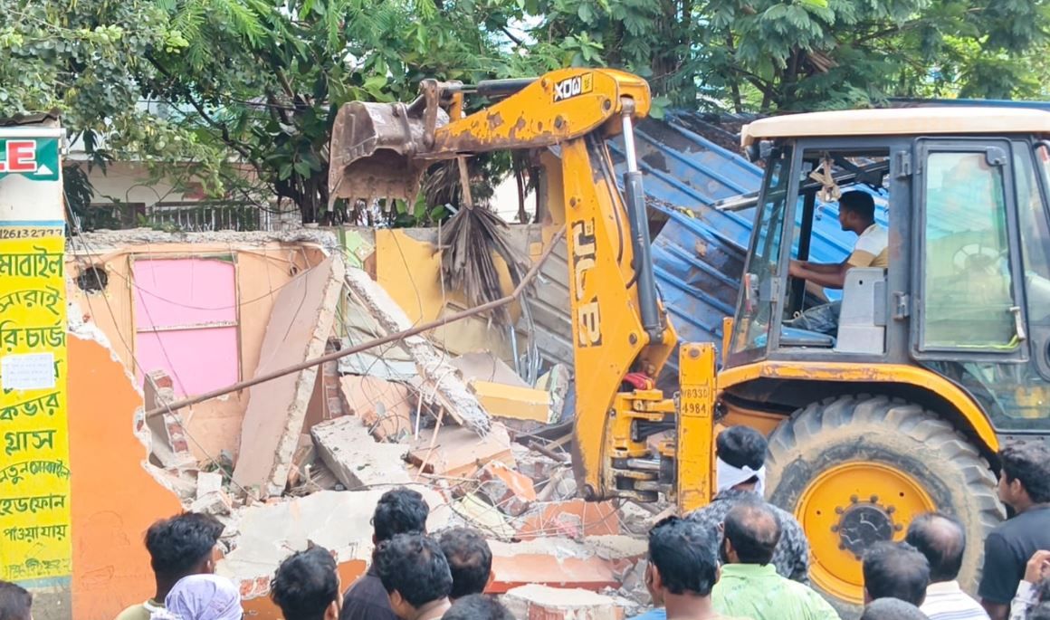 ছুটির দিনে মেদিনীপুরে বুলডোজার অভিযান! দখলমুক্ত হচ্ছে ফুটপাত, ভাঙা হল ক্লাব ও পার্টি অফিস!