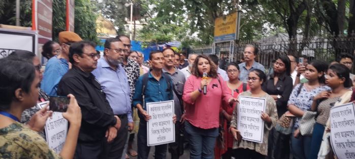 ধর্মতলায় সাংবাদিকদের উপর হামলার প্রতিবাদে কলকাতা প্রেস ক্লাবের বিক্ষোভ!
