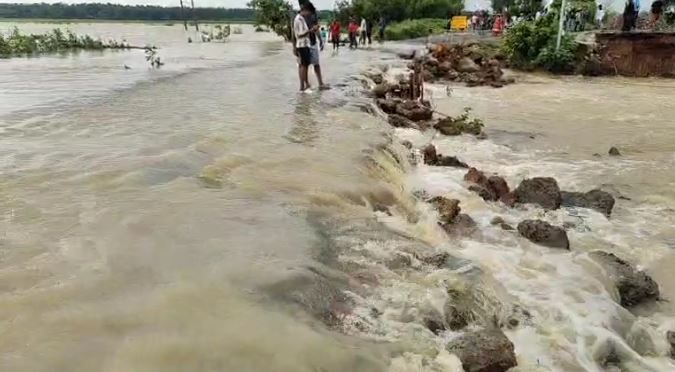 টানা বৃষ্টিতে জলমগ্ন কেশিয়াড়ীর লেঙ্গামারা পোল, ব্যারিকেড দিয়ে বিকল্প পথে যান চলাচলের নির্দেশ প্রশাসনের!