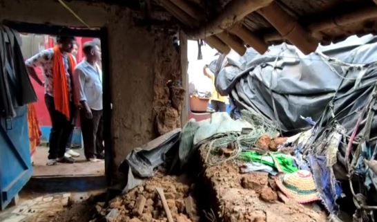 টাকা জমা দিয়েও ৫ বছরে আবাস যোজনার বাড়ি মেলেনি, বৃষ্টিতে খড়্গপুর পুরসভার মাটির দেওয়াল ধসে গুরুতর জখম গৃহবধূ!