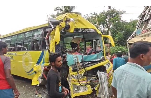 চন্দ্রকোনার কালিকাপুরে বাস-লরির মুখোমুখি ধাক্কা,মৃত বাস চালক,আহত বহু যাত্রী