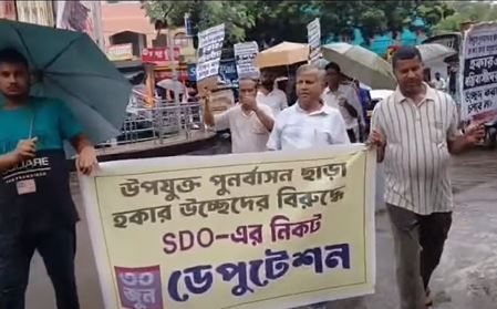 পুনর্বাসন ছাড়া উচ্ছেদ নয়!মেদিনীপুরে বৃষ্টির মধ্যেই হকারদের প্রতিবাদ মিছিল,ডেপুটেশন