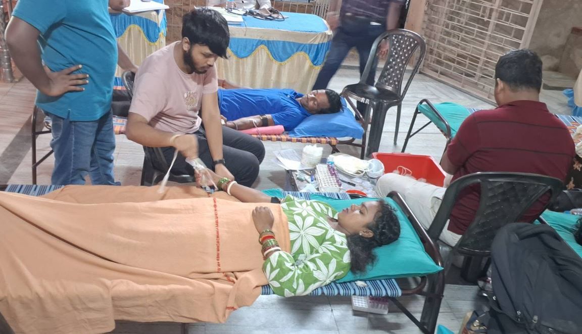 ঝড়-বৃষ্টির মধ্যেও থামেনি মানবিকতা, রঞ্জিত বোস মেমোরিয়াল ট্রাস্টের রক্তদান শিবিরে ব্যাপক সাড়া!