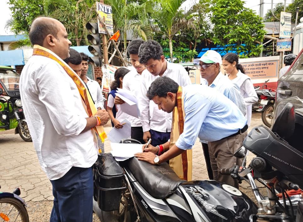 রাস্তার ধারে দাঁড়িয়েই ছাত্রদের স্কলারশিপ ফর্মে স্বাক্ষর, মানবিক উদ্যোগে প্রশংসিত চন্দ্রকোণার বিধায়ক সুকান্ত দোলুই!