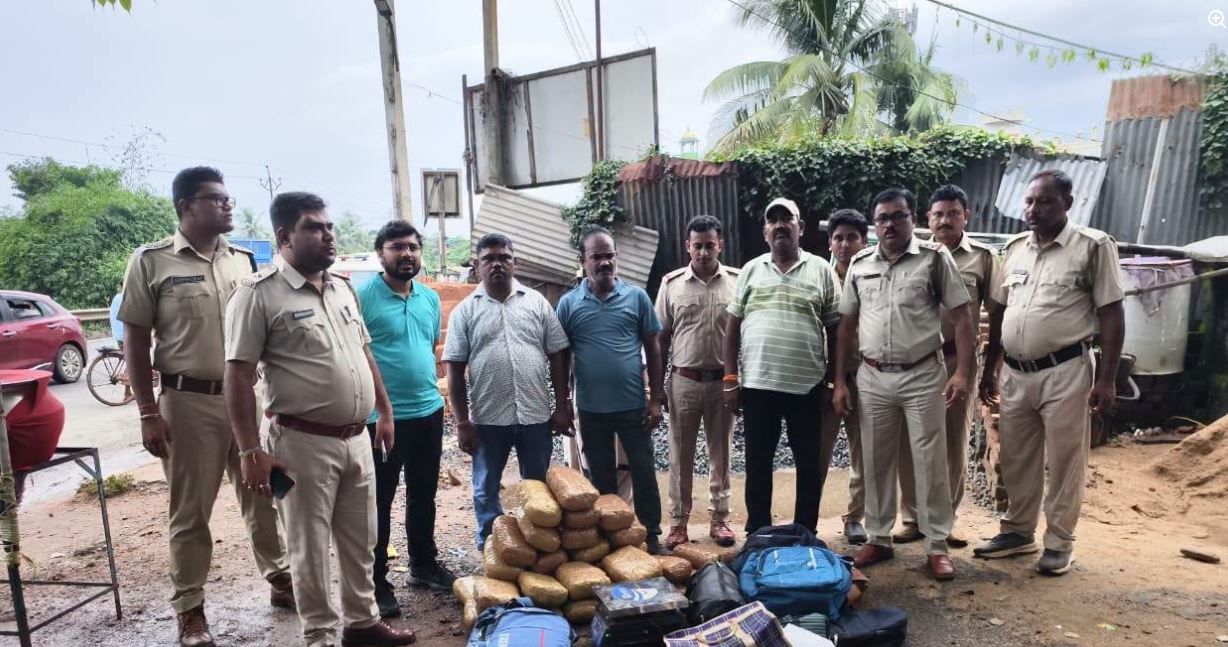 পাঁশকুড়া থানার বড় সাফল্য, বাসে তল্লাশি চালিয়ে উদ্ধার ৩৬.২১৫ কেজি গাঁজা; গ্রেপ্তার ৩!