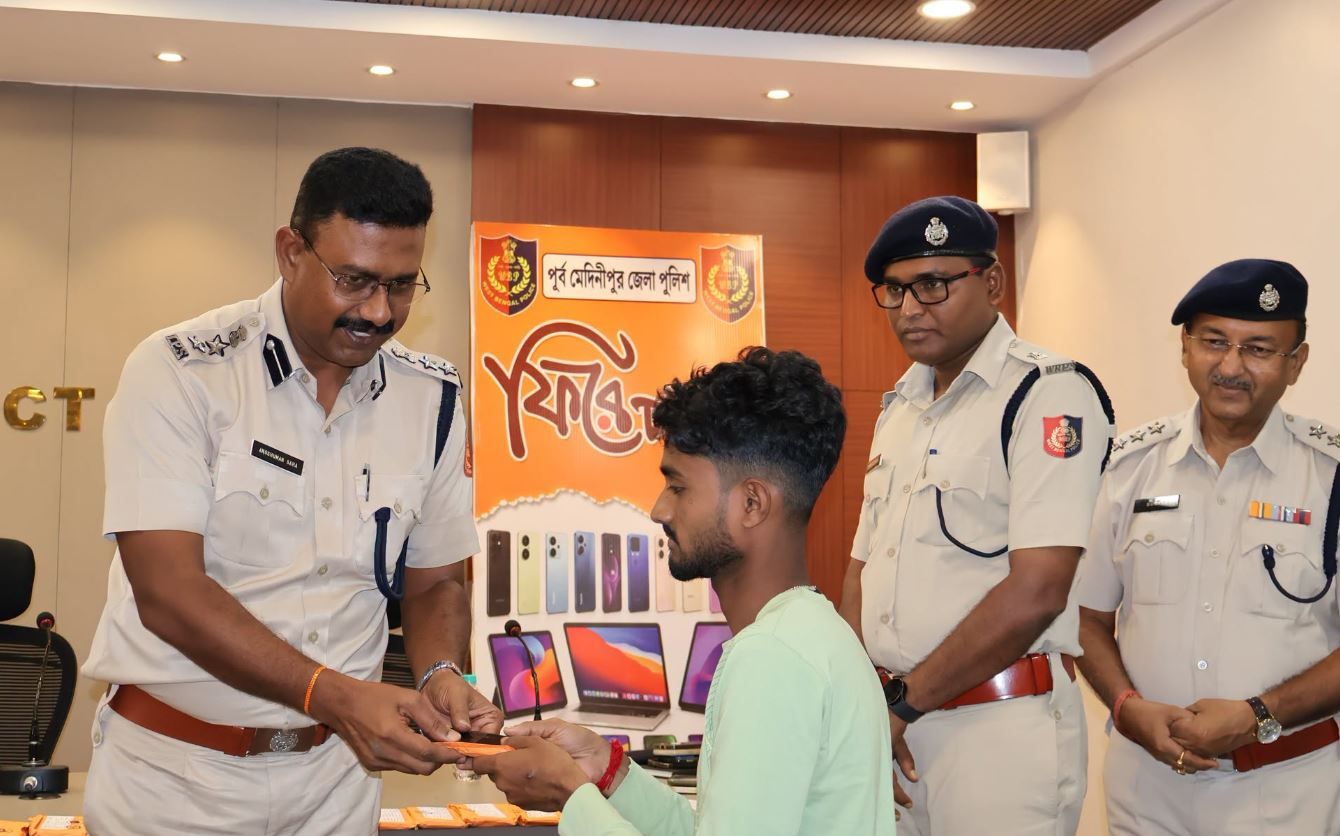 ফিরে পাওয়া' কর্মসূচিতে মুখে হাসি হারানো ফোনের মালিকদের, পূর্ব মেদিনীপুর পুলিশের উদ্যোগে ফিরল ২০০-রও বেশি মোবাইল!