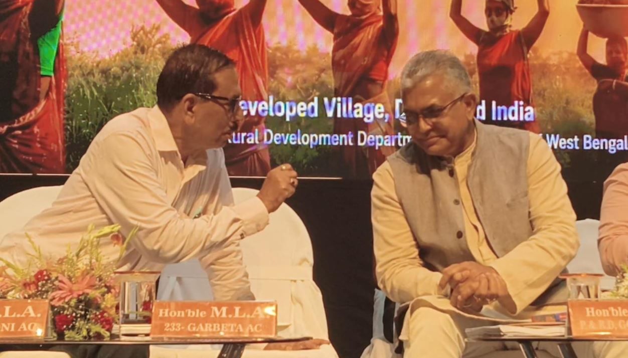 মেদিনীপুরের সরকারি সভায় মন্ত্রীর মন্তব্যে হাসির রোল, বিধায়ক দীনেন রায়কে খোঁচা দিলেন দিলীপ ঘোষ!