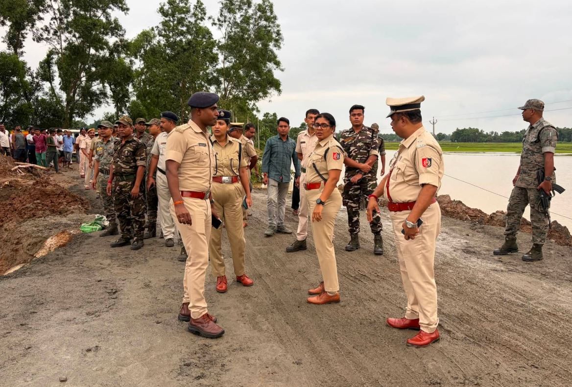 কেশিয়াড়ীর লেঙ্গামারা ব্রিজের অস্থায়ী রাস্তা পরিদর্শনে পুলিশ সুপার পাপিয়া সুলতানা,খতিয়ে দেখলেন পরিস্থিতি