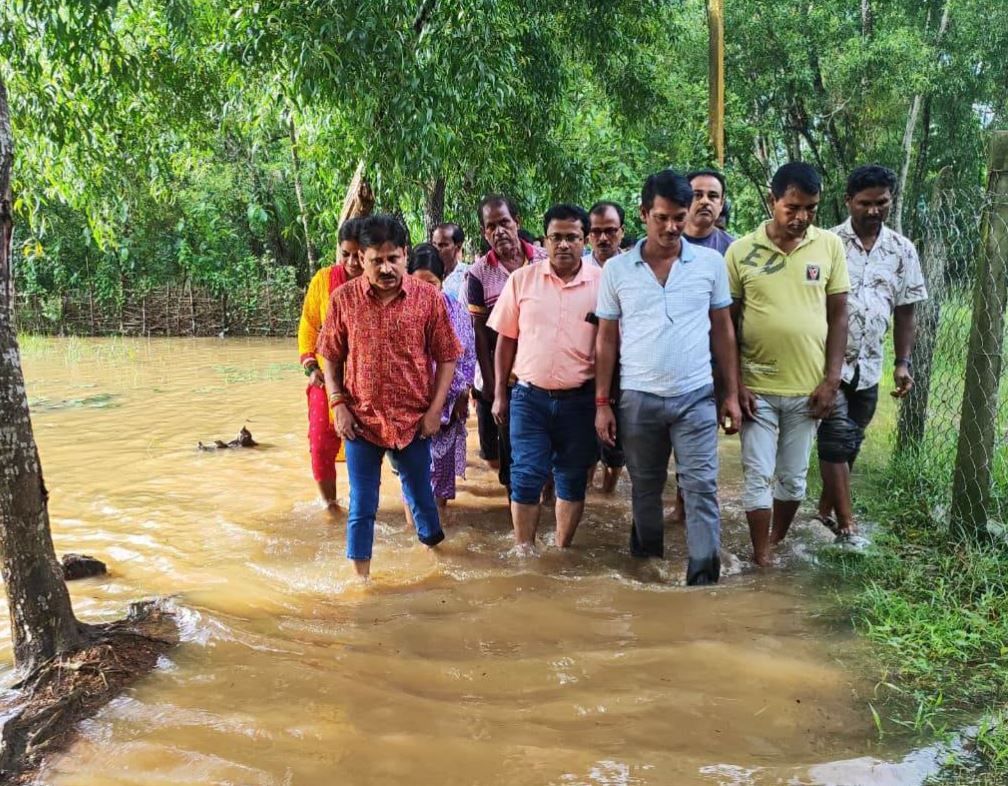 বৃষ্টির জেরে বিপর্যস্ত নারায়ণগড়, ক্ষতিগ্রস্ত এলাকা ঘুরে দেখলেন বিধায়ক!