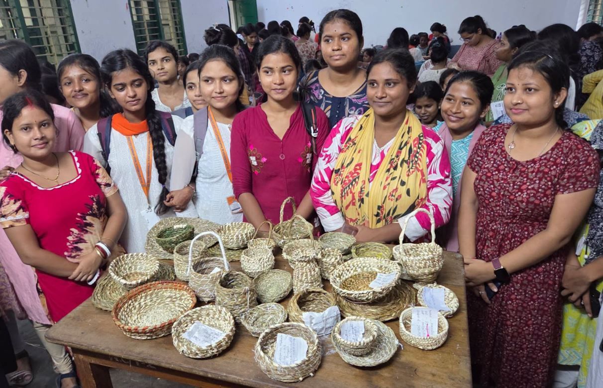 পড়াশোনার পাশাপাশি কর্মদক্ষতা, রাজা নরেন্দ্রলাল খান মহিলা মহাবিদ্যালয়ে অভিনব সামার ইন্টার্নশিপ!