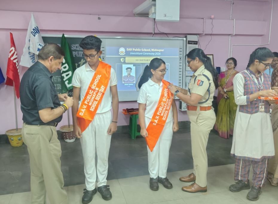 'এমন মানুষ হও, সবাই যেন তোমাদের অনুসরণ করে'—ডিএভি স্কুলে পড়ুয়াদের বার্তা পুলিশ সুপারের