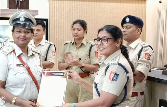 অনুকরণীয় কাজের স্বীকৃতি, পশ্চিম মেদিনীপুর জেলা পুলিশের কর্মীদের সম্মান জানালেন পুলিশ সুপার পাপিয়া সুলতানা!